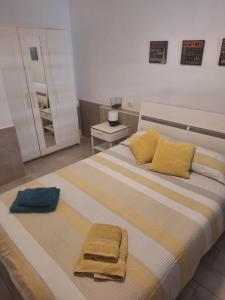 Un dormitorio con una cama con toallas. en Puerta del Sol II (Caleta de Fuste), en Caleta de Fuste