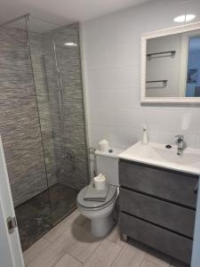 Un baño con ducha, inodoro y lavabo. en Puerta del Sol II (Caleta de Fuste), en Caleta de Fuste 10 fotos más