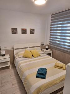 Un dormitorio con una cama grande con almohadas amarillas. en Puerta del Sol II (Caleta de Fuste), en Caleta de Fuste