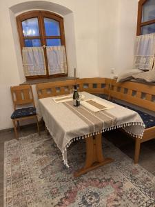 a room with a table and two beds at Haus mit Herz in Sulzbach-Rosenberg