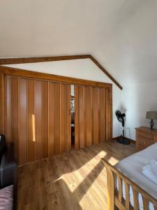 Postel nebo postele na pokoji v ubytování Stable lodge 2 Bedrooms + 15 fotografií