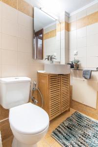 Un baño con inodoro, lavabo y bañera. en Best Point, en Alexandroupoli 17 fotos más