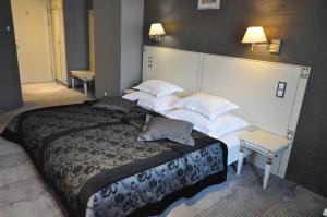 Pokój hotelowy z dużym łóżkiem z białymi poduszkami w obiekcie Hotel Wawel w Krakowie +31 zdjęć