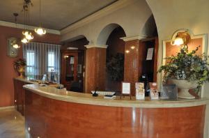 hol z recepcją w budynku w obiekcie Hotel Wawel w Krakowie