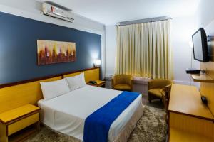 a hotel room with a bed and a tv at Hotel Augusta Boulevard in São Paulo