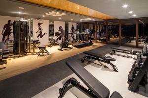 Fitness centrum a/nebo fitness zařízení v ubytování Smart Hotel