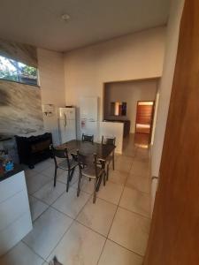 a kitchen and dining room with a table and chairs at Casa MTB in Pirenópolis