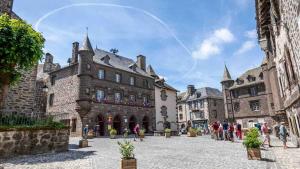 a group of people standing in a courtyard of a castle at Agréable Studio in Aurillac