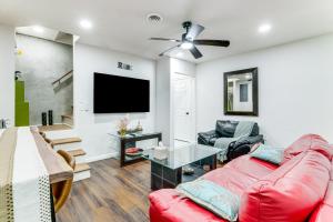 罗斯威尔11 Mi to Marietta Square Modern Apt with Yard!的客厅配有红色沙发和平面电视