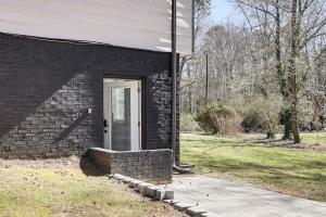 11 Mi to Marietta Square Modern Apt with Yard!外面的花园