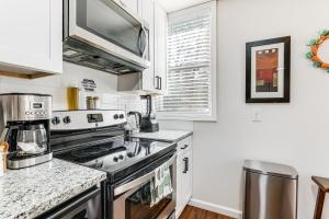 11 Mi to Marietta Square Modern Apt with Yard!的厨房或小厨房