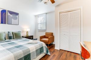 11 Mi to Marietta Square Modern Apt with Yard!客房内的一张或多张床位