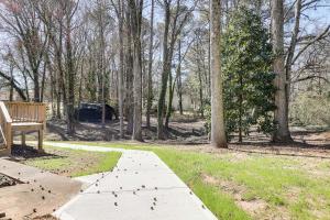 11 Mi to Marietta Square Modern Apt with Yard!外面的花园