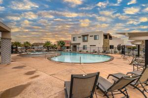 Бассейн в The Fairway Retreat Private Pool & SpaSleeps 30 или поблизости