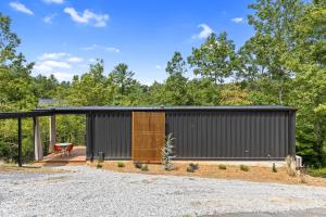 Φωτογραφία από το άλμπουμ του Luxury Container Hammock, Fire Pit Pool σε Young Harris