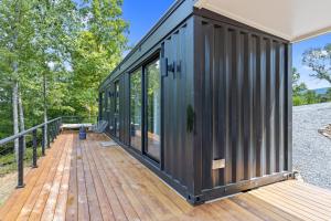 Φωτογραφία από το άλμπουμ του Luxury Container Hammock, Fire Pit Pool σε Young Harris