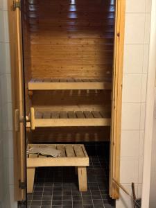 Palanda nebo palandy na pokoji v ubytování Tiiringolf Cottages