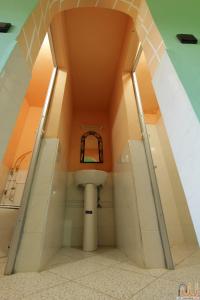uma vista superior de uma casa de banho com um lavatório em Hotel Cascades Dades em Aït Ben Ali