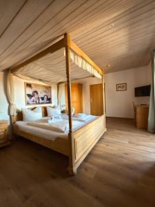 Postel nebo postele na pokoji v ubytování Gasthof Janser + 18 fotografií