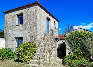 un edificio in pietra con una scala sul lato di Agroturismo Quinta De Travancela ad Amarante