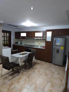 Η κουζίνα ή μικρή κουζίνα στο Casa grande lujosa y cómoda
