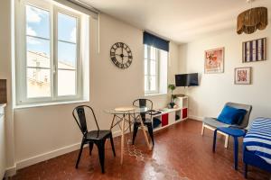 Μια τηλεόραση ή/και κέντρο ψυχαγωγίας στο Studio Blue Délice