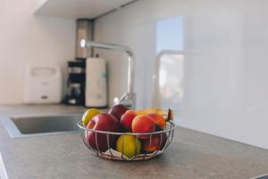 eine Schale Obst auf einer Theke in einer Küche in der Unterkunft Luxury Studio Rim Tim in Malinska