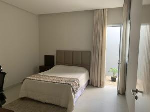 Katil atau katil-katil dalam bilik di Lima suítes aconchegantes próxima a Capitólio e Canastra