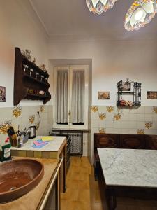 une cuisine avec un évier et un plan de travail dans l'établissement VATICANO Apartment, à Rome