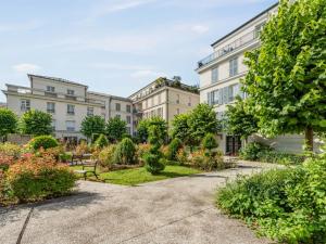 シェシーにあるCour Royale Disneyland Parisの庭園付きのアパートメントビル