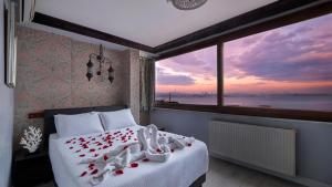 En eller flere senge i et værelse på Mytra Hotel