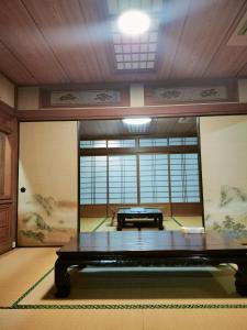 石垣島にあるKanupata - Vacation STAY 18611のテーブルと大きな窓が備わる客室です。