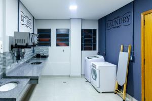 サンパウロにあるホテル オーガスタ ブルバールのバスルーム(洗濯機、乾燥機付) +21枚の写真