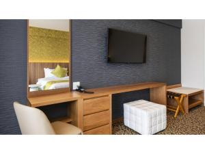 une chambre d'hôtel avec un lit et un miroir dans l'établissement UE GARDEN RESORT - Vacation STAY 38234v, à Tōgane