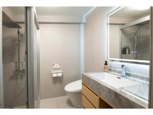 une salle de bain avec un lavabo, des toilettes et un miroir dans l'établissement UE GARDEN RESORT - Vacation STAY 38234v, à Tōgane 3 autres photos