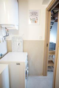 a kitchen with a washer and dryer in a room at Preciosa casa en el Albaicín in Granada