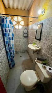 Koupelna v ubytování Habitación doble privada a 5 min del mar + 1 fotografie