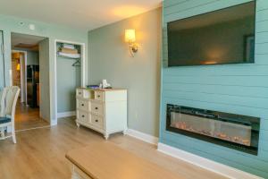 TV a/nebo společenská místnost v ubytování Oceanfront 1BR Suite! Perfect For 8 Guests!- Pinnacle Tower 1456