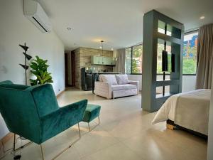 Una cama o camas en una habitación de Nomadic Suites