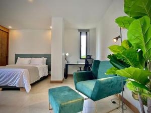 Una cama o camas en una habitación de Nomadic Suites