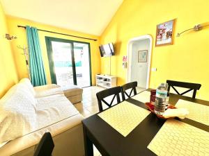 Una televisión o centro de entretenimiento en Casa Sun