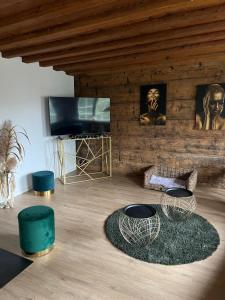 TV a/nebo společenská místnost v ubytování Historische Stadtmauer mit Seeblick