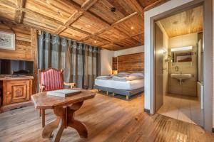 Postel nebo postele na pokoji v ubytování Hôtel Le Grand Chalet