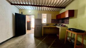 Kuchyň nebo kuchyňský kout v ubytování Habitación con baño privado