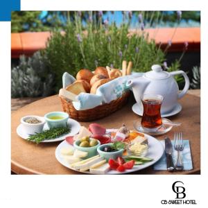 een tafel met een mand brood en een bord eten bij CB Sweet Hotel in Baku +28 foto's