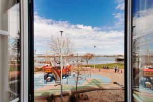Blick auf einen Spielplatz aus dem Fenster in der Unterkunft Seixal Yachting Bay Vintage in Seixal