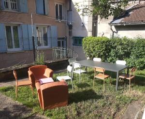 a group of chairs and a table in a yard at La petite Parenthèse in Hauterives