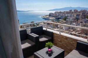 balcone con vista sulla città e sull'oceano di emBrace Apartments a Sarandë