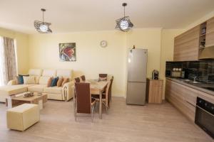una cucina e un soggiorno con un divano e un tavolo di emBrace Apartments a Sarandë Altre 9 foto