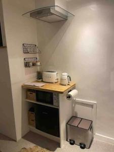 una cocina con una encimera con dos tostadoras. en Studio 114, en Isle of Wight 9 fotos más